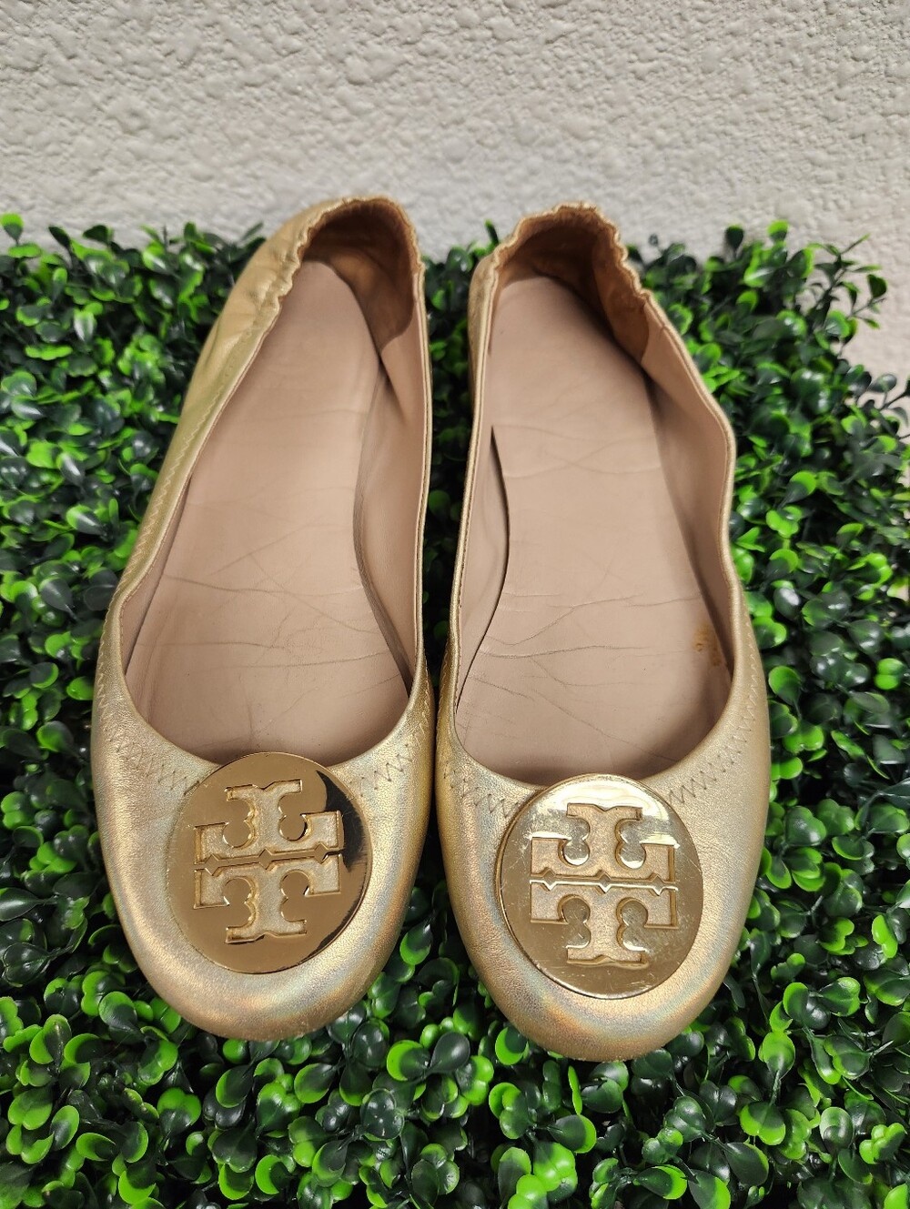 Tory Burch Gold Logo Scalloped Ballet Flats